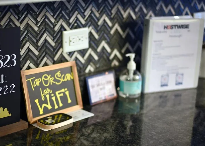 Hostwise Stays - Chalk Art House - Chalkboard Wall, Private Parking, Patio