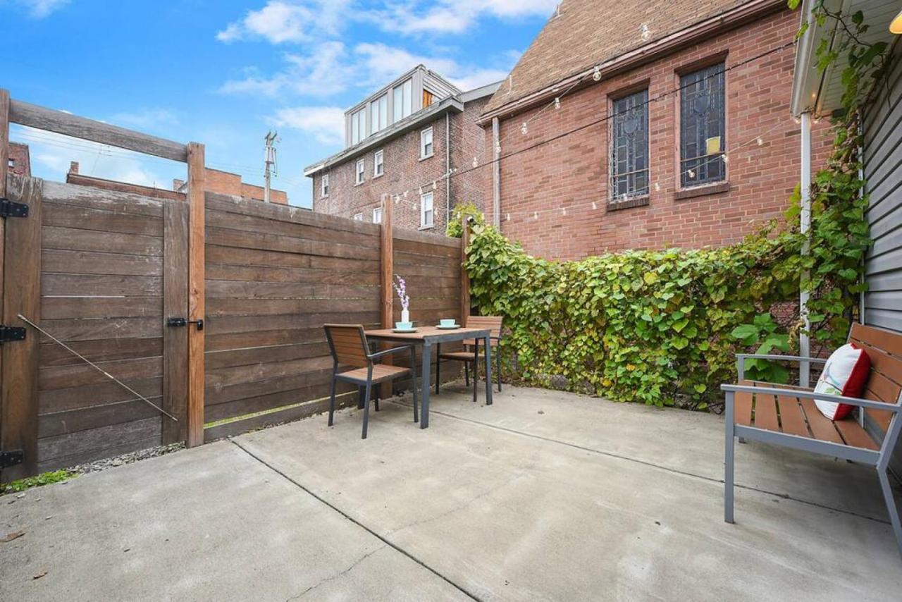 Hostwise - Chalk Art House - Chalkboard Wall, Private Parking, Patio Сasa de vacaciones Pittsburgh