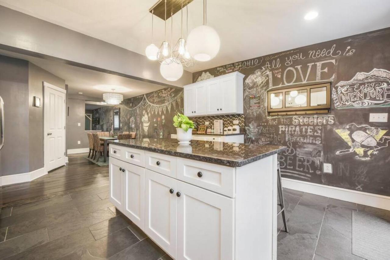 Сasa de vacaciones Hostwise - Chalk Art House - Chalkboard Wall, Private Parking, Patio *