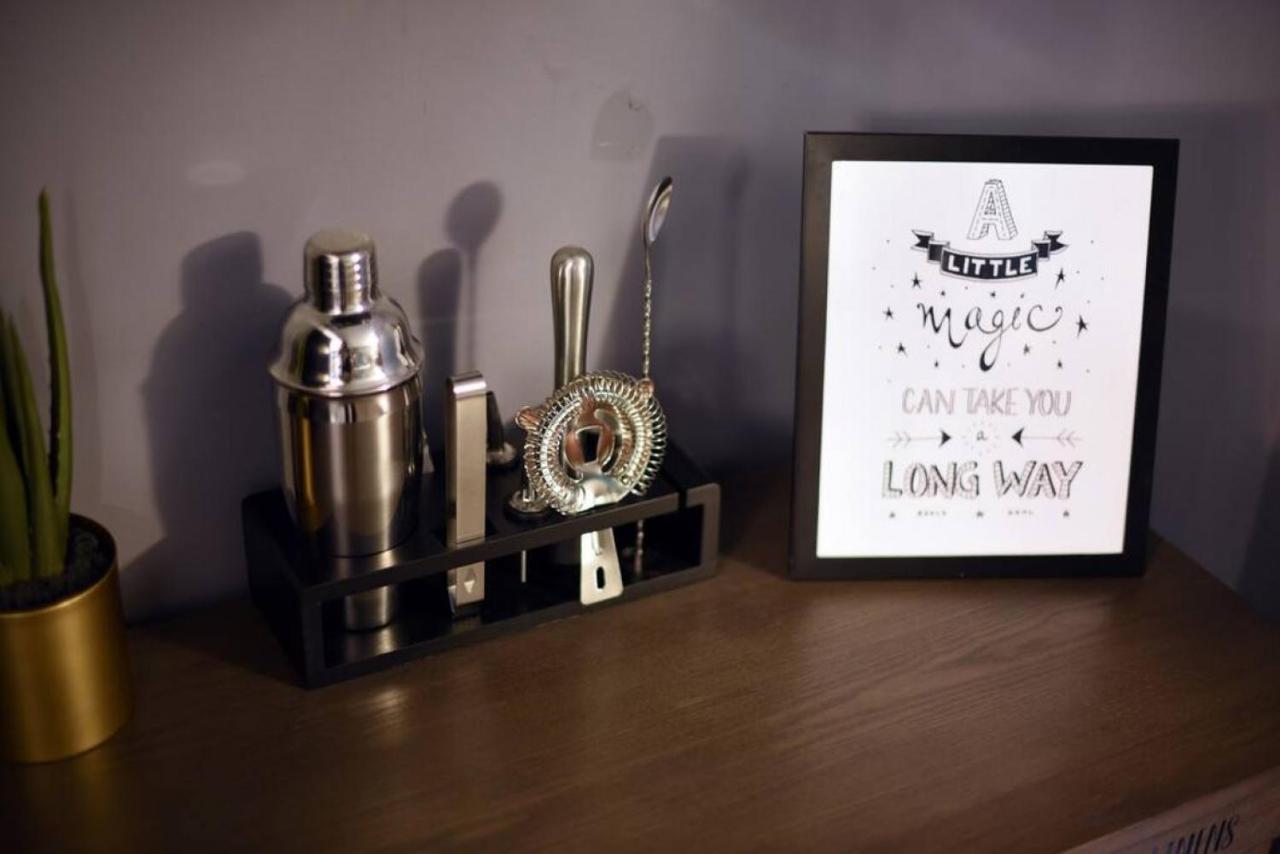 Hostwise - Chalk Art House - Chalkboard Wall, Private Parking, Patio Holiday home *